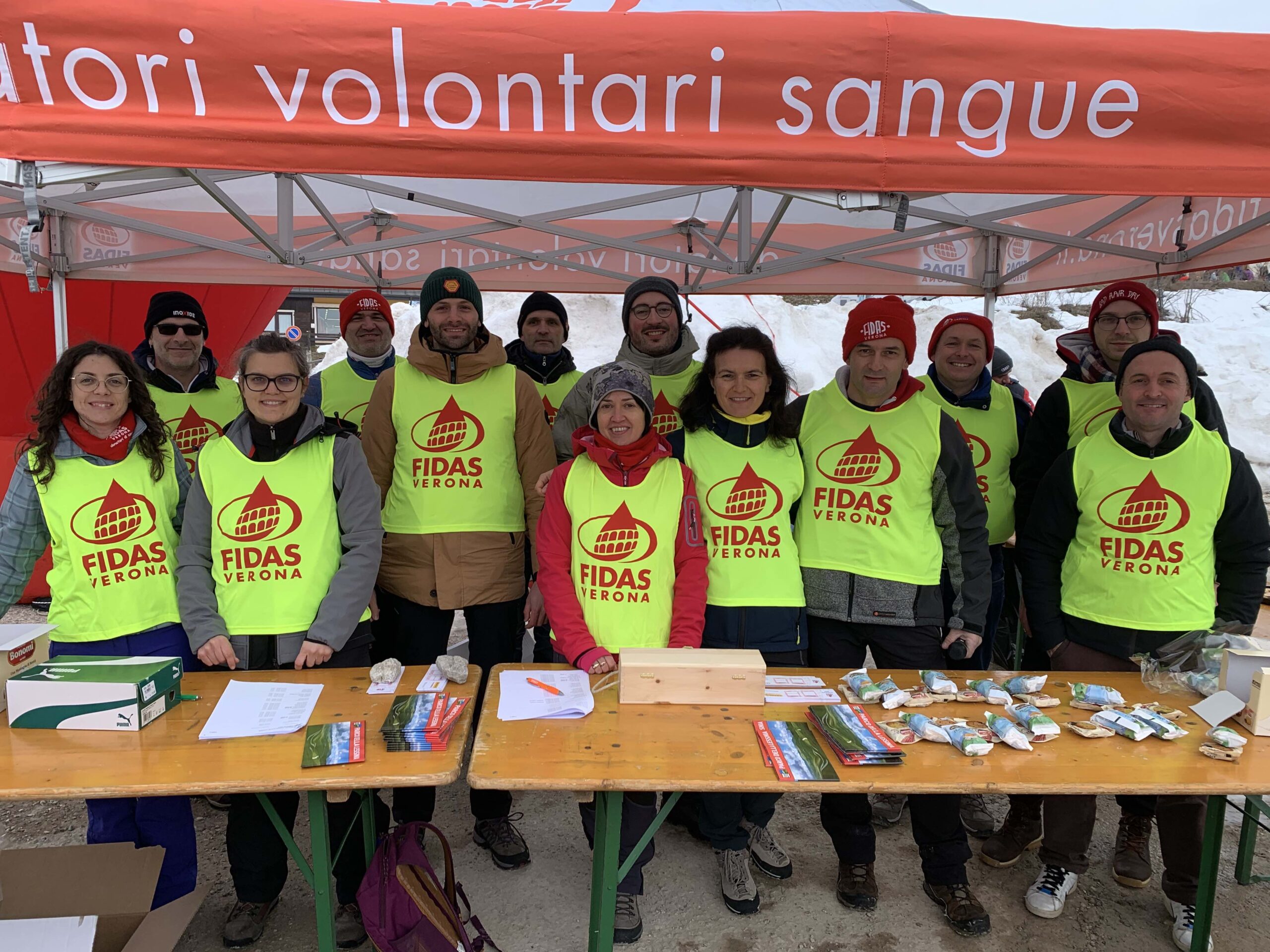 Grande successo per la "Ciaspolata in Lessinia" organizzata da Fidas Verona per promuovere il dono del sangue. 2 volontari Fidas Verona scaled