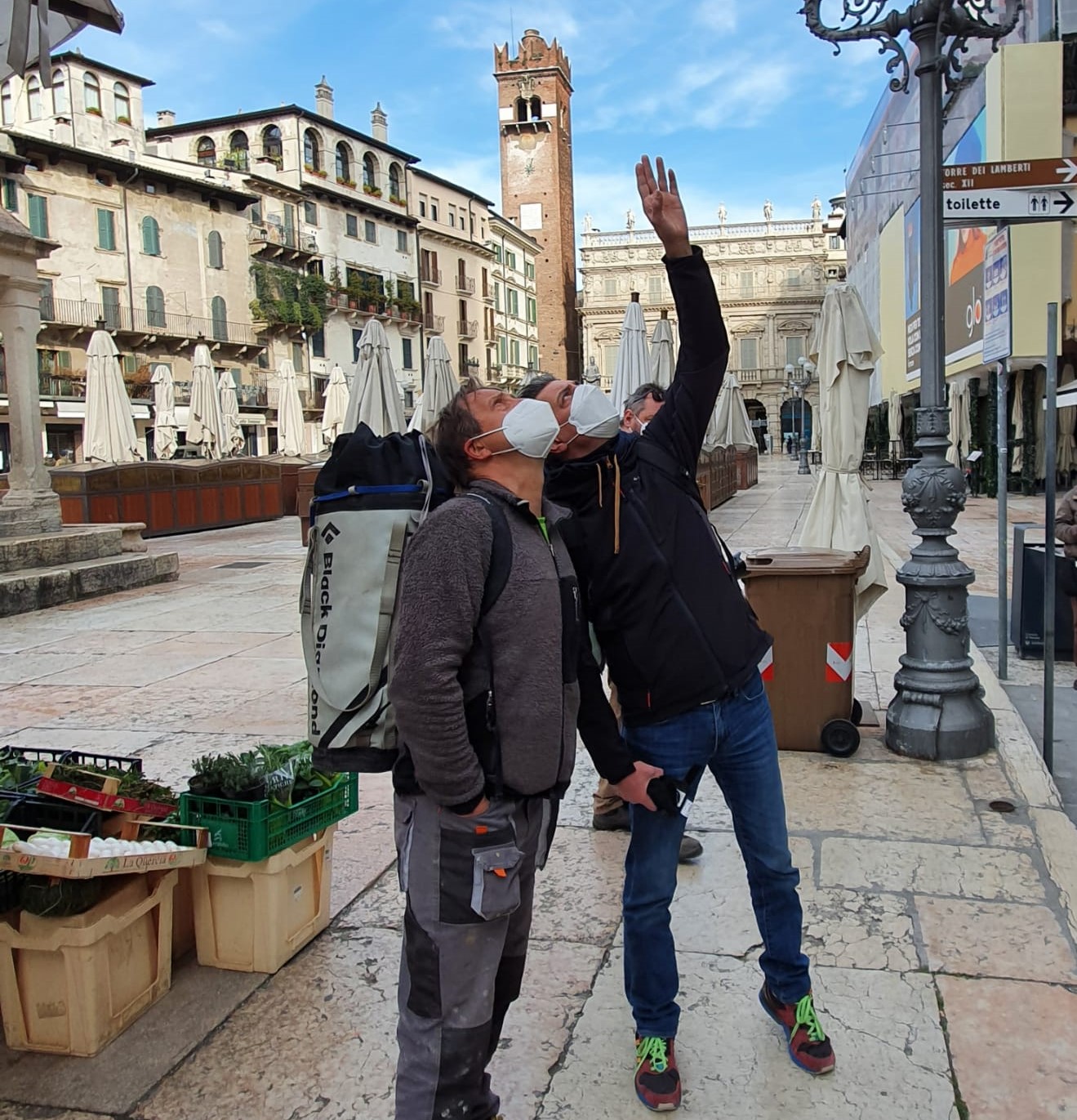 Torre dei Lamberti, verifiche in corso dopo la caduta di piccoli frammenti