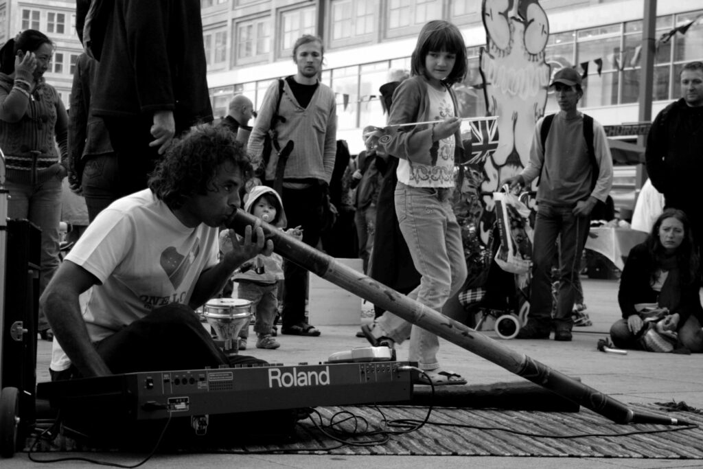Musica elettronica europea e groove tribali afro-australiani: Tribalneed arriva a Malcesine 1 Berlin 03 scaled 1
