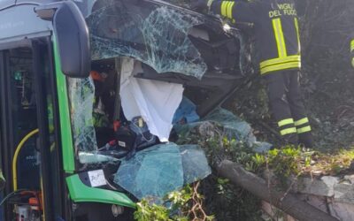 Incidente a Parona. Bus contro muro. Una passeggera morta e 6 feriti