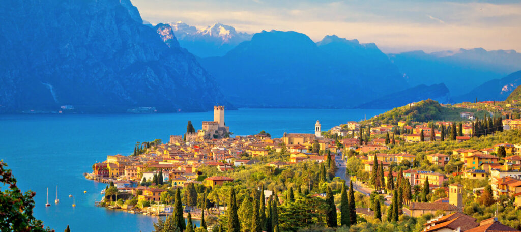 Turismo. Il Lago di Garda anche nell'estate 2024 si è confermato un richiamo al quale i visitatori stranieri non possono resistere. Con presene tradizionali e interessanti novità.