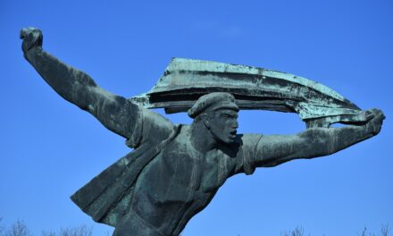 Antifascismo e anticomunismo. L’inganno che distrae sinistra e destra dal vero problema