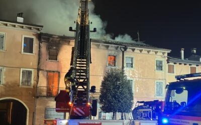 Incendio notturno a Villafranca in via Bixio. Intervenuti i Vigili del Fuoco