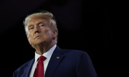 Il baciatemi il culo di Trump ha origini antiche