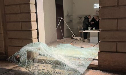 Spaccata in pieno centro nella notte