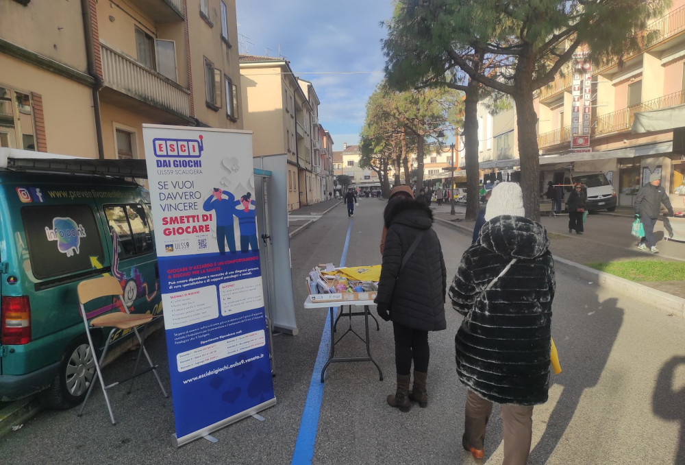 Gioco d’azzardo patologico: l’ULSS 9 in piazza a San Bonifacio e San Giovanni Lupatoto 1 2025 01 15 stand GAP San Bonifacio 2