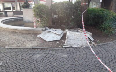 La lapide ai Caduti di Cadidavid vandalizzata ancora a terra abbandonata