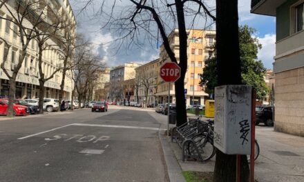 Quello stop assurdo a metà di via Valverde 