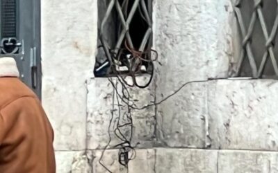 Svelato il mistero della ciabatta di Palazzo Barbieri 