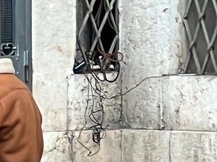 Svelato il mistero della ciabatta di Palazzo Barbieri 