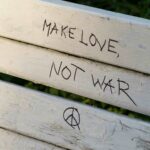 Contrordine compagni! Fate la guerra, non l’amore