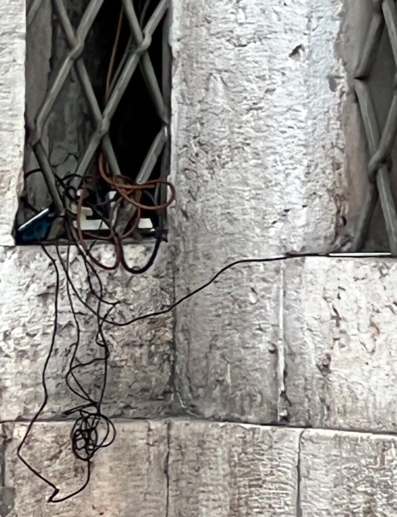 Svelato il mistero della ciabatta di Palazzo Barbieri 