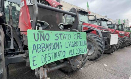 Tornano i trattori: “Le nostre aziende stanno andando in malora”