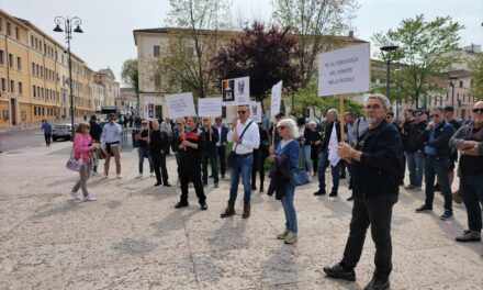 Sit-in in piazza Cittadella per la scuola