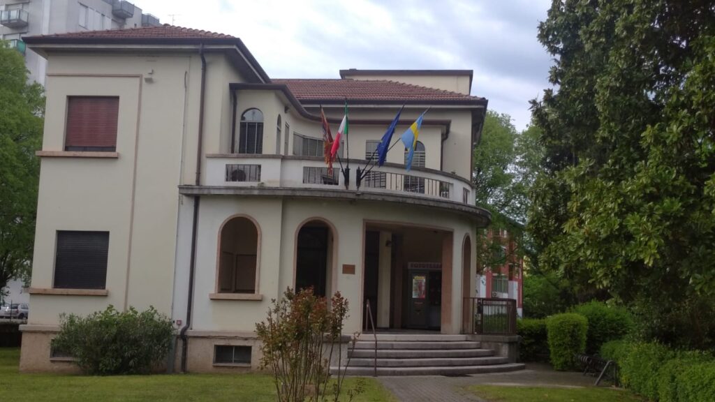 Bandiere a mezz’asta in segno di lutto. Ma non tutte