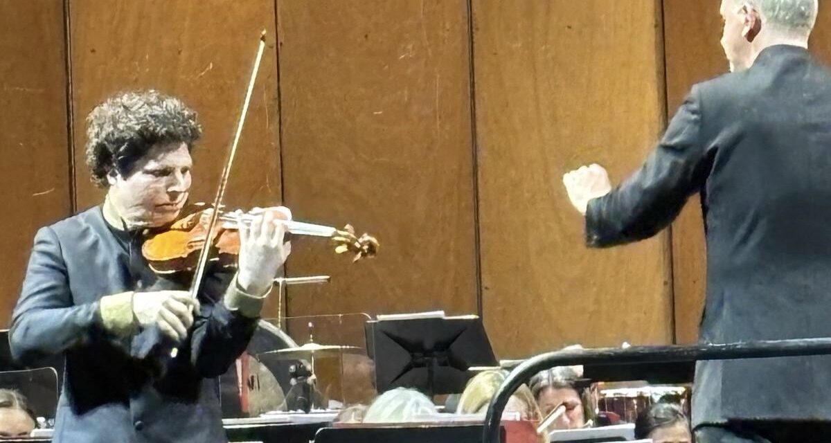 Virtuosismo, emozione e colori latini: l’Arena chiude in bellezza la stagione sinfonica al Filarmonico