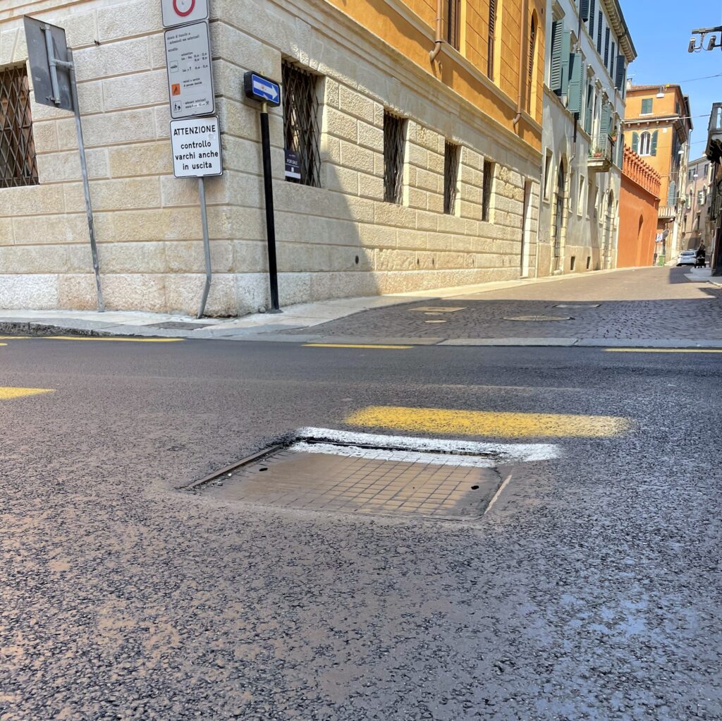 TOMBINI “AL RIBASSO” E STRISCE PEDONALI SBIADITE: MA I LAVORI CHI LI CONTROLLA? 2 In Stradone San Fermo il chiusino va in trincea
