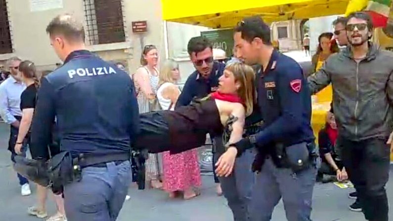 La resistenza passiva di un'attivista, prelevata di peso e portata in Questura