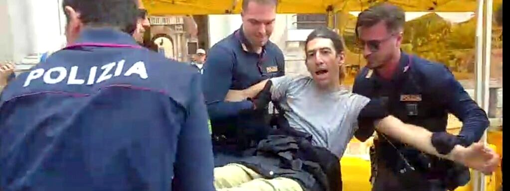 Durante il fermo applausi e fischi, ma anche qualche disappunto di solidarietà con i dimostranti