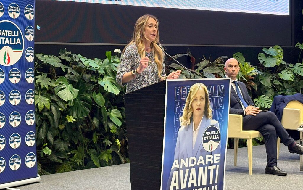 Arianna Meloni ricorda dal palco i successo del governo. A destra, Ciro Maschio.