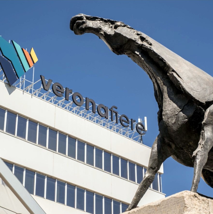 Il cavallo che "presidia" l'ingresso di Veronafiere