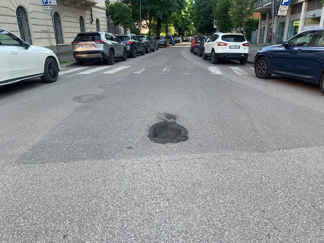 Le buche sono ormai la normalità. Questa è via Ciro Menotti, a Borgo Trento