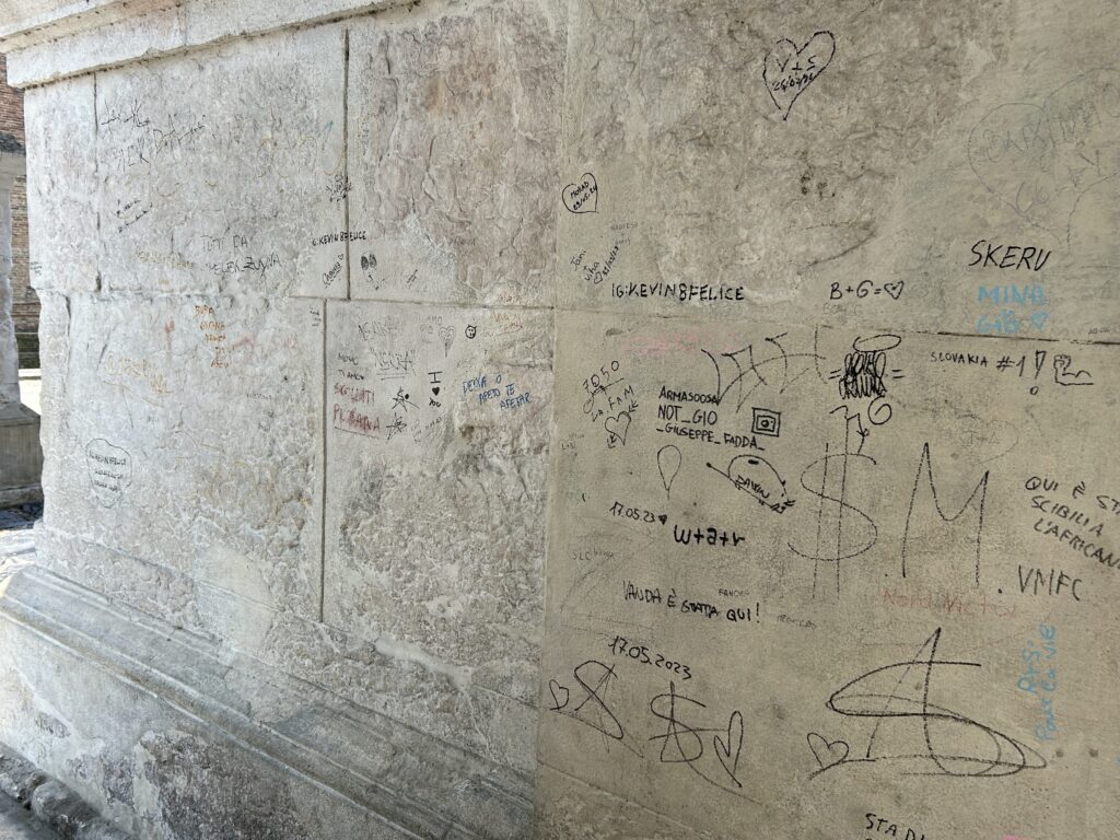 Padovani. Arco dei Gavi deturpato segnale preoccupante 1 Padovani. Arco dei Gavi deturpato segnale preoccupante