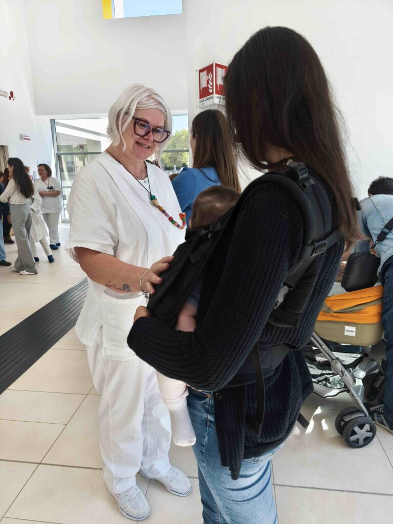 Verona celebra la Giornata mondiale della donazione del latte umano con un bilancio sull’attività della Blud dell’AOUI 1 Unoperatrice sanitaria accarezza un bambino in braccio alla mamma