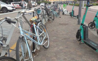 Biciclette in brutta vista. Degrado alla stazione Porta Nuova