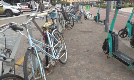 Biciclette in brutta vista. Degrado alla stazione Porta Nuova