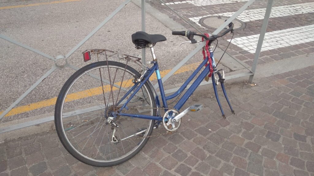 Le ciclabili non servono a Verona 1 Biciclette in brutta vista. Degrado alla stazione Porta Nuova