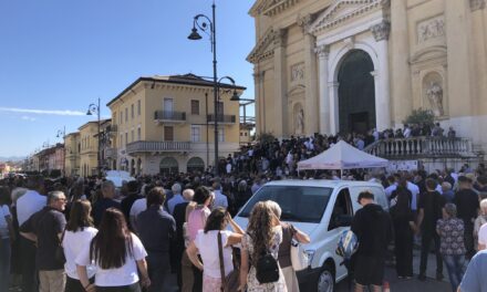 L’ultimo commovente saluto della comunità a Giovanni Arduini