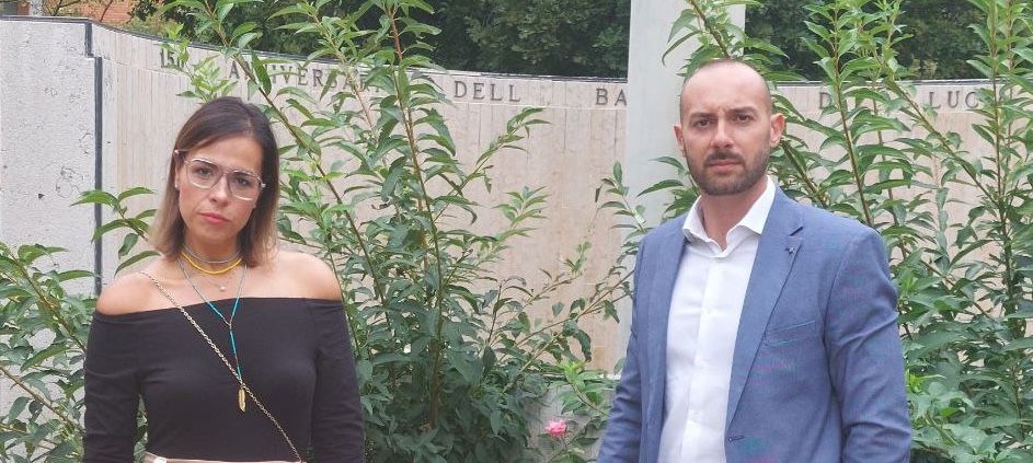 Golosine, paura e degrado: bambini trovano un coltello nei giardini della parrocchia. La Lega attacca il Comune