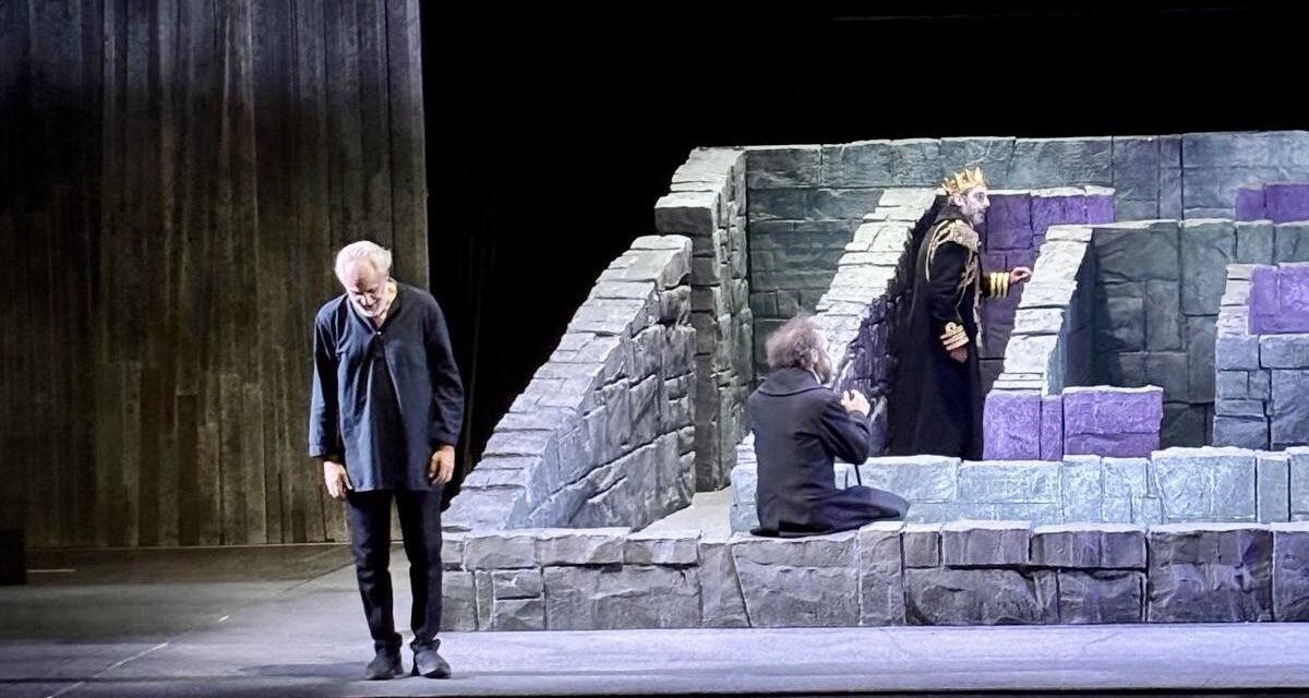 Visioni, illusioni e catarsi: Shakespeare rivive nell’isola-labirinto di Arias