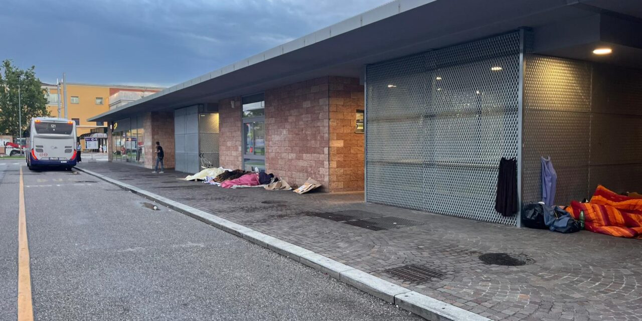 Stazione ormai dormitorio di accattoni