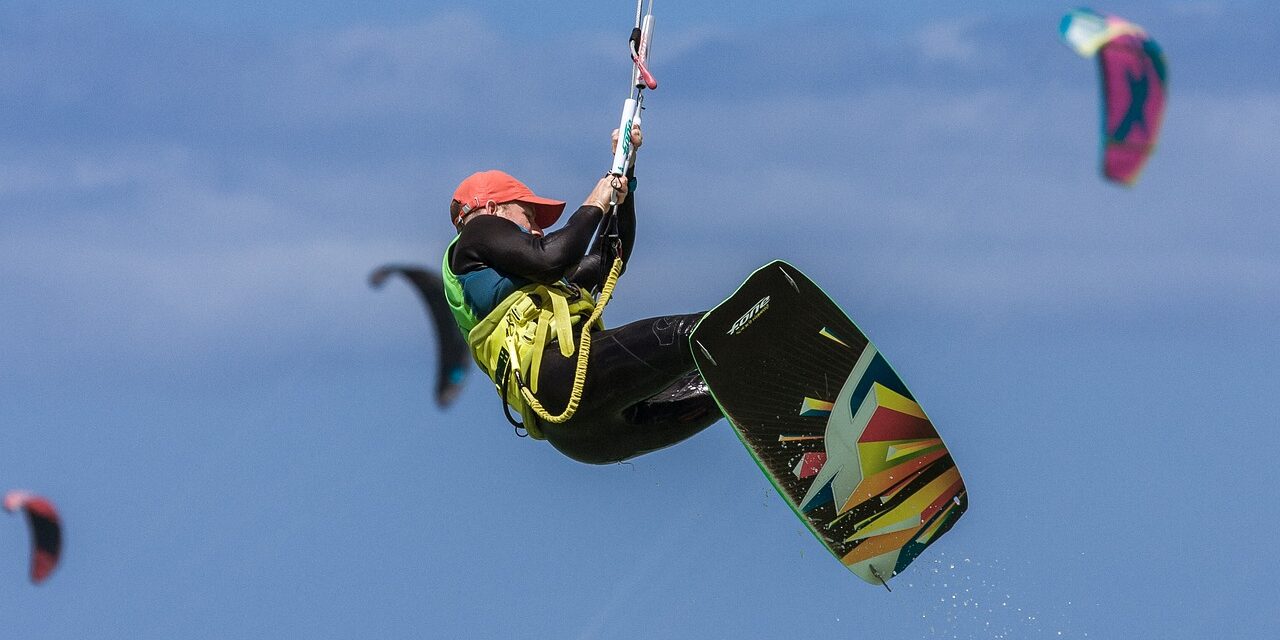Malcesine. Finisce contro una barca mentre fa kitesurf