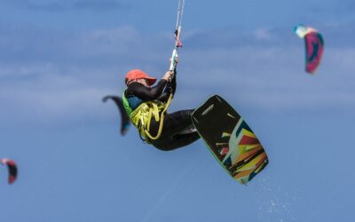 Malcesine. Finisce contro una barca mentre fa kitesurf