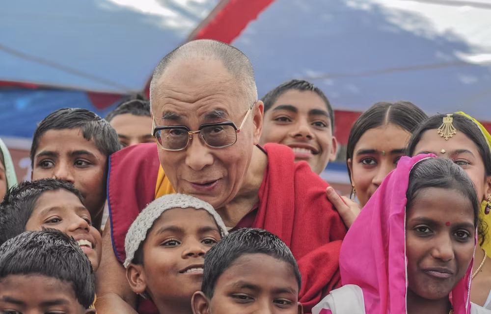 Il Dalai Lama compie i 90 e si prepara alla guerra con la Cina