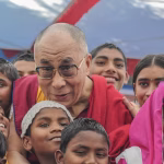 Il Dalai Lama compie i 90 e si prepara alla guerra con la Cina