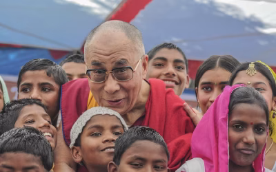 Il Dalai Lama compie i 90 e si prepara alla guerra con la Cina