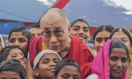 Il Dalai Lama compie i 90 e si prepara alla guerra con la Cina
