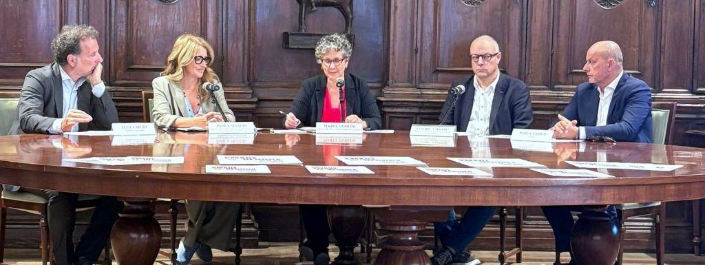 L'incontro sul progetto. Da sinistra Luca Caputo, Destination Verona-Garda; la prof. Paola Signori di UniVR; l'assessora Marta Ugolini; Ettore Napioni, ufficio Unesco; Paolo Errico, Ceo di Maxfone