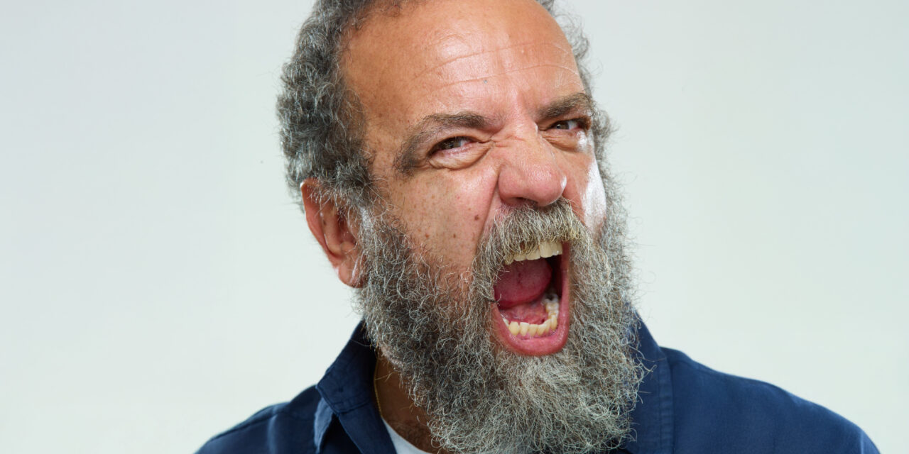 Giobbe Covatta a Villa Ciresola con “Scoop! Donna Sapiens”: il 5 agosto a Mozzecane una serata tra comicità e riflessioni sul genio femminile