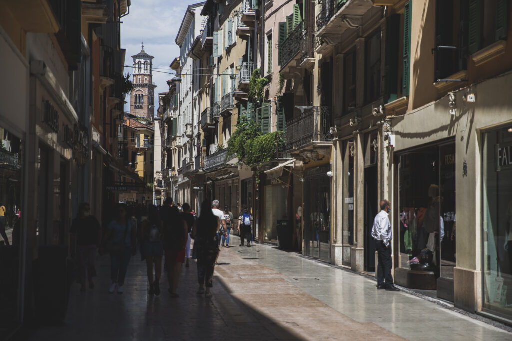 Ferragosto 2025: a Verona e sul Garda Veneto il turismo tiene, nonostante prezzi in salita e nuove sfide di mercato 1 Via Mazzini F. Modica Archivio Comune di Verona
