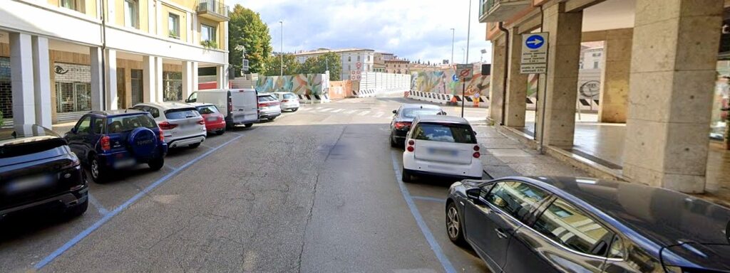Attacco ai negozianti di Via Nizza danneggiati dal cantiere di Ponte Nuovo (sullo sfondo)