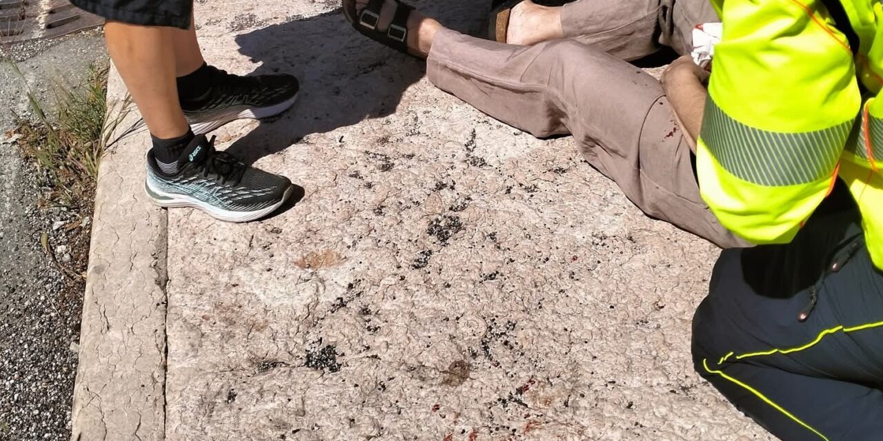 Cade per il marciapiede sconnesso a Ponte Catena