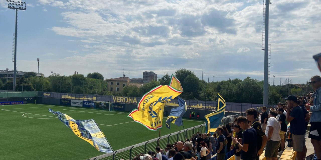Sugli spalti mentre si allena l’Hellas Verona