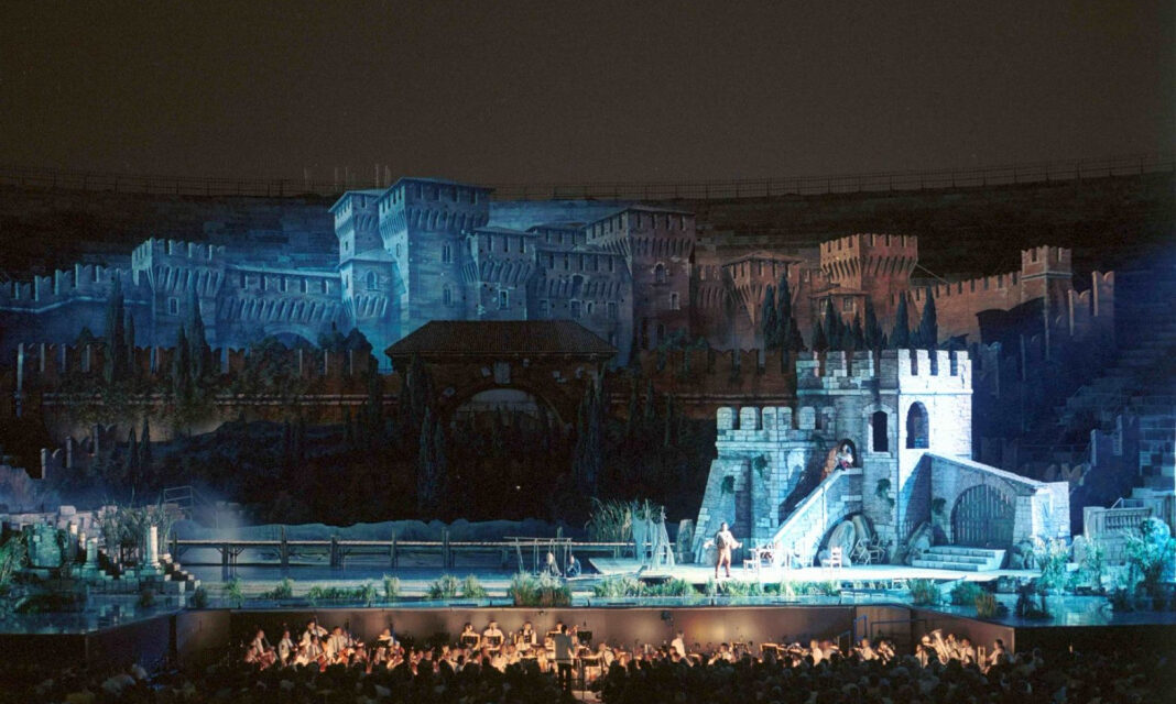 Rigoletto incanta l’Arena: trionfo per Ludovic Tézier e l’allestimento storico di Del Savio