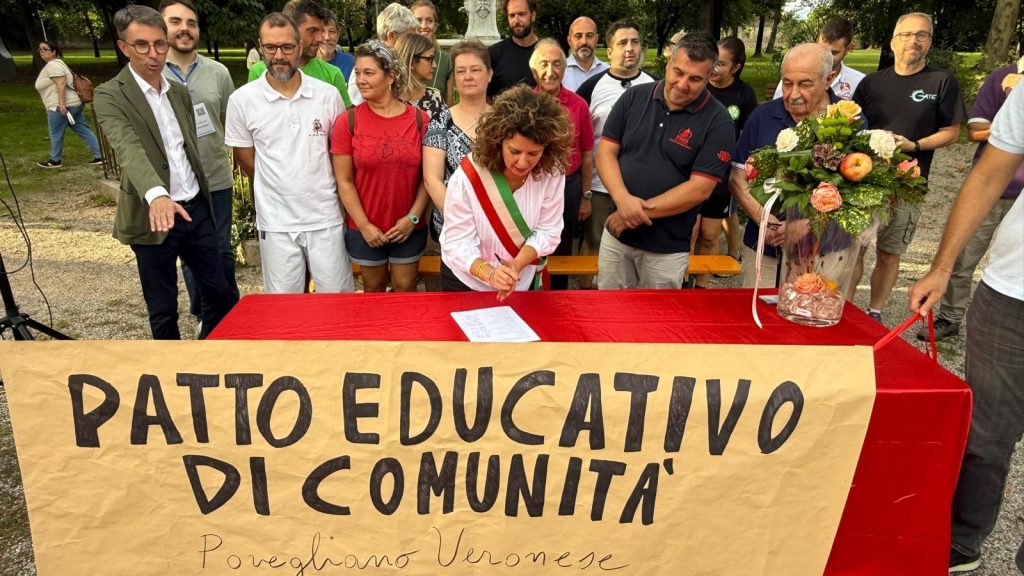 A Povegliano firmato il patto educativo di comunità. Tedeschi: “Scriviamo il futuro dei nostri giovani” 1 Firma Patto Educativo Povegliano