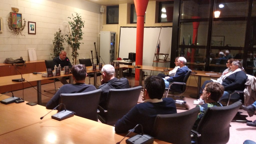 De Magistris ha presentato il suo libro sui “poteri occulti” 2 Luigi de Magistris a Pescantina. 1 1